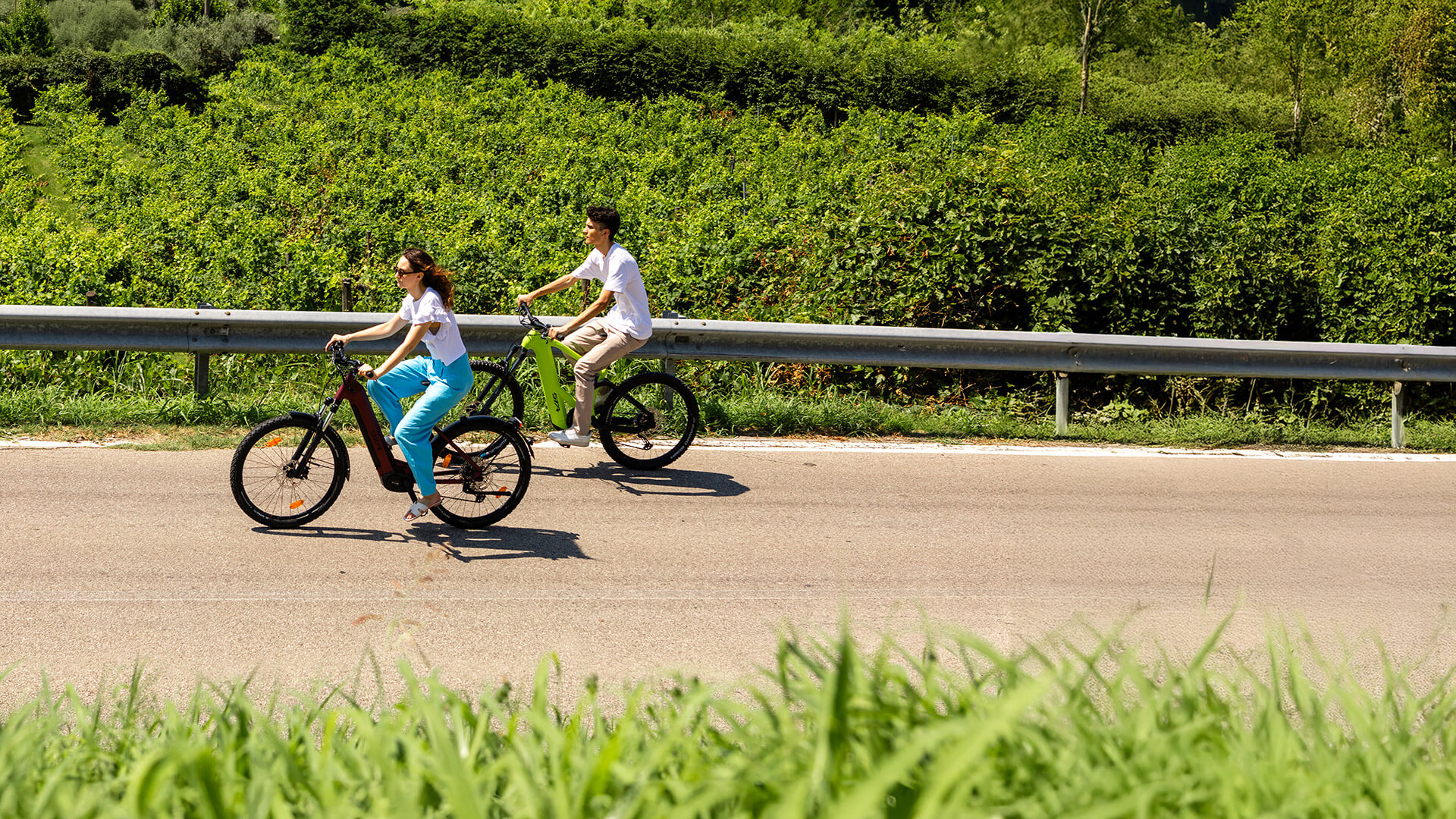 Ragazzi in bicicletta GtaMyBike per strade di montagna