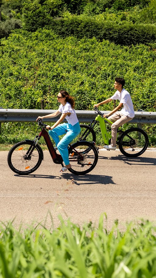 Ragazzi in bicicletta GtaMyBike per strade di montagna